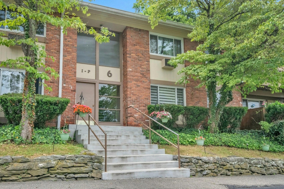 6 Rolling Way unit M, Peekskill, NY 10566 - photo 1