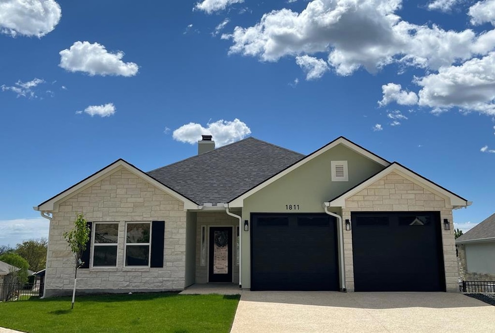 1811 N Chateau Ln, Kerrville, TX 78028 - photo 1