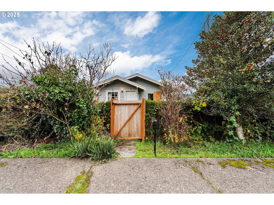 1066 S 8th St, Coos Bay, OR 97420 - photo 1