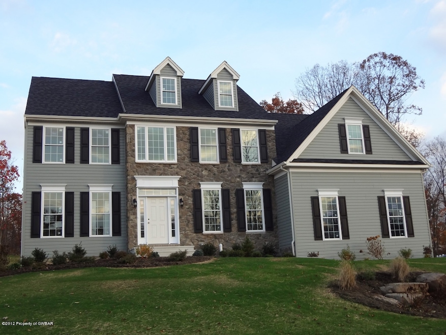 1079 Woodberry Dr, Mountain Top, PA 18707 - photo 1