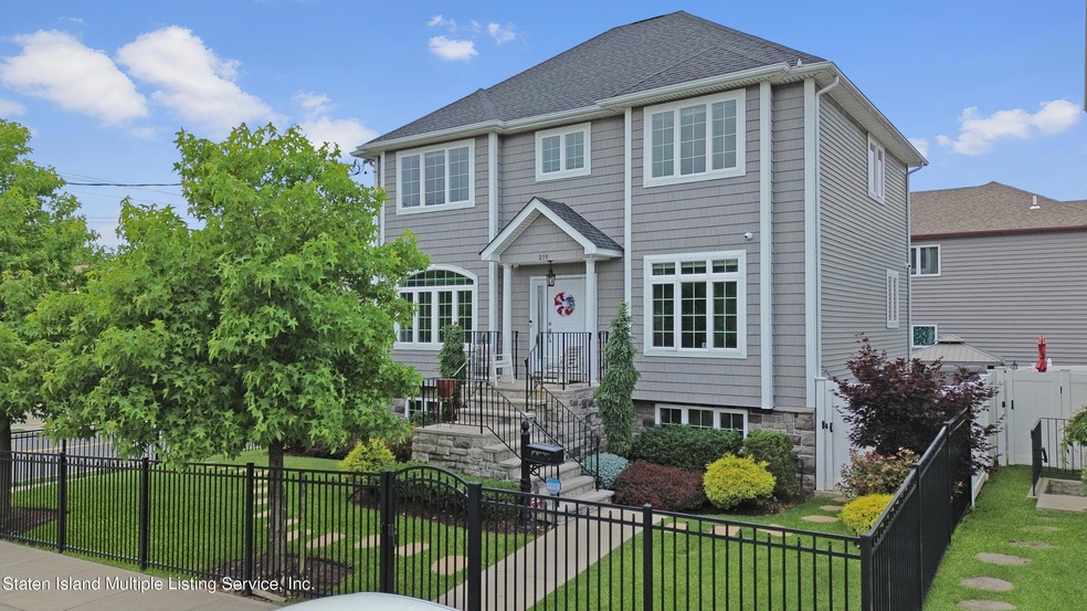 219 Chandler Ave, Staten Island, NY 10314 - photo 1