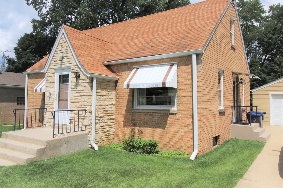307 N Martin Ave, Waukegan, IL 60085 - photo 1