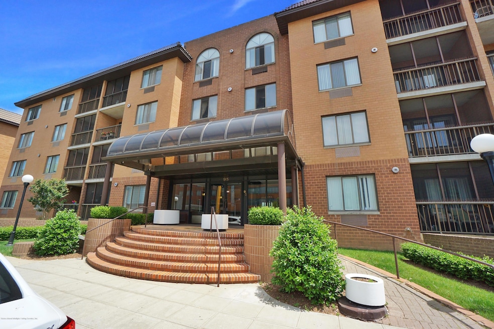 Chestnut Hill at Essex Park unit 2D, Staten Island, NY 10314 - photo 1