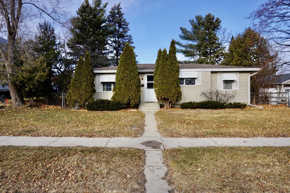 1114 11th Ave, Menominee, MI 49858 - photo 1