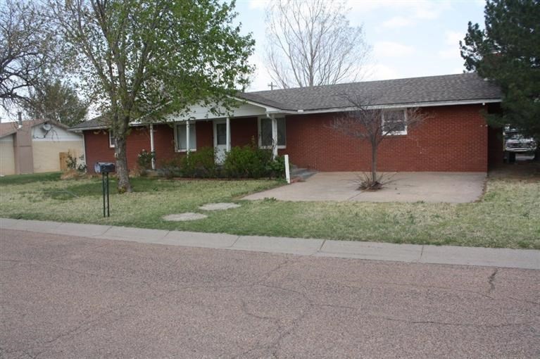 630 S Trindle St, Hugoton, KS 67951 - photo 1