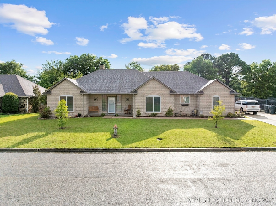 1507 Southern Hills Dr, Ardmore, OK 73401 - photo 1