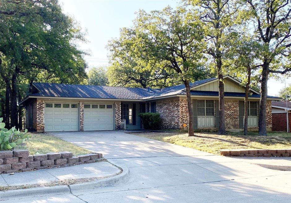 69 Stonegate Dr, Bedford, TX 76022 - photo 1