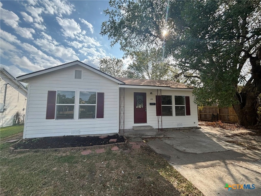 2111 E Red River St, Victoria, TX 77901 - photo 1