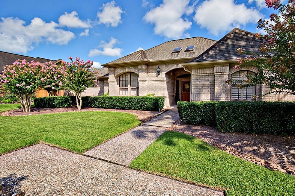 1104 Twin Oaks St, Friendswood, TX 77546 - photo 1