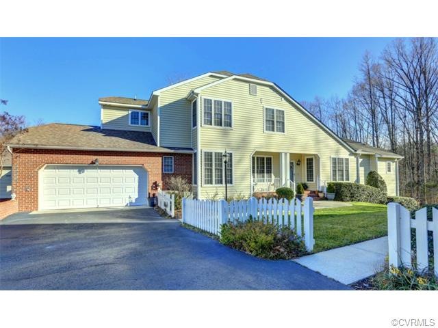 Fabulously and unique end unit- 1708 Willow Wind C