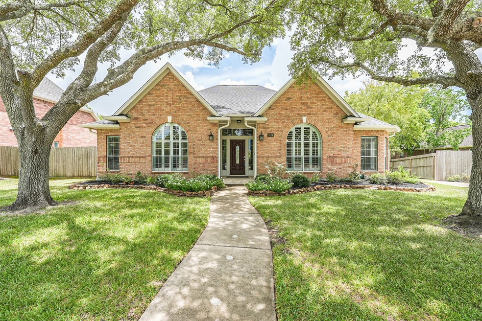 107 Eagle Lakes Dr, Friendswood, TX 77546 - photo 1