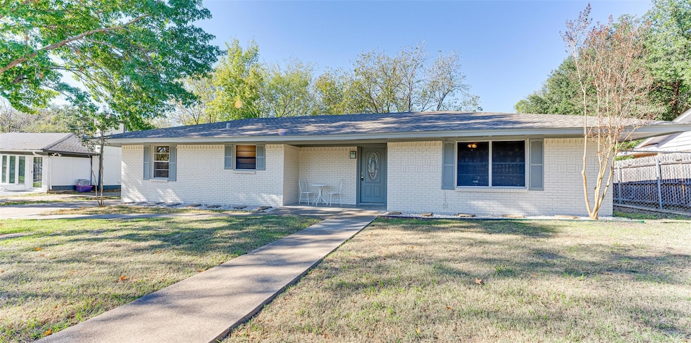 1213 Sunset Dr, Ennis, TX 75119 - photo 1