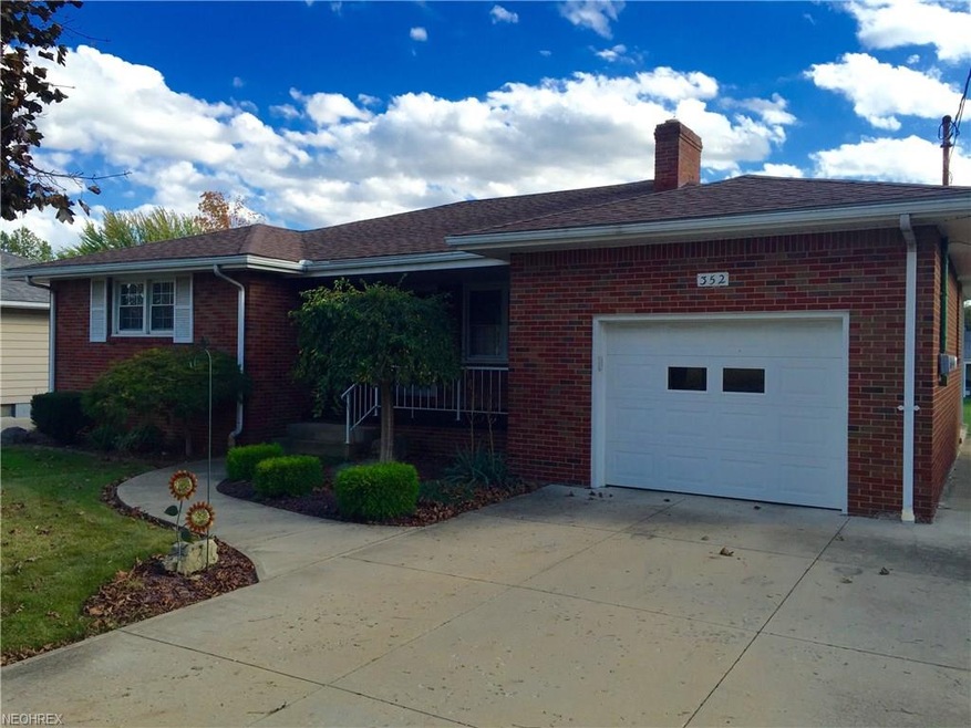 352 Geneva Ave, Struthers, OH 44471 - photo 1