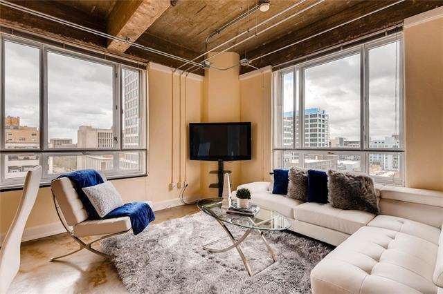 High floor corner unit with protected views, looks