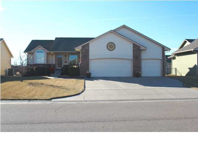 Fabulous split bdrm plan on lake lot in Goddard sc