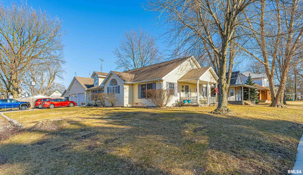 702 Wyatt Ave, Lincoln, IL 62656 - photo 1