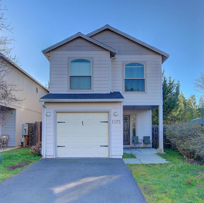 1375 Circle Wood Dr, Central Point, OR 97502 - photo 1