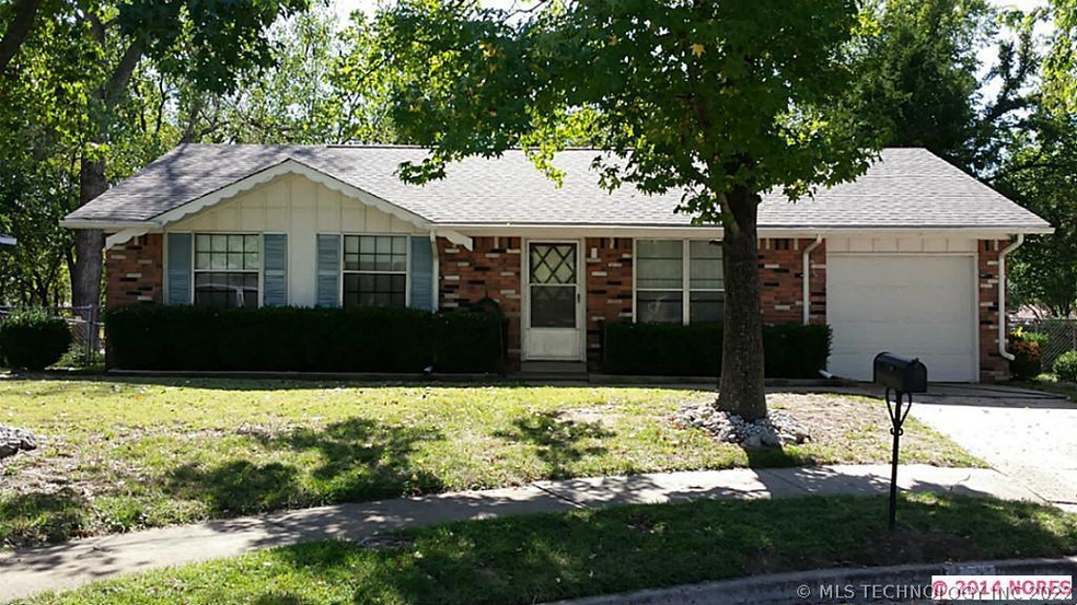 Great first home or investment. Needs some updatin