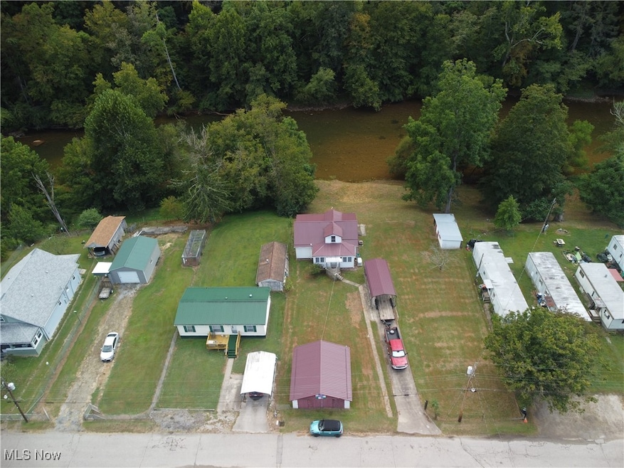 385 Center St, Clay, WV 25043 - photo 1