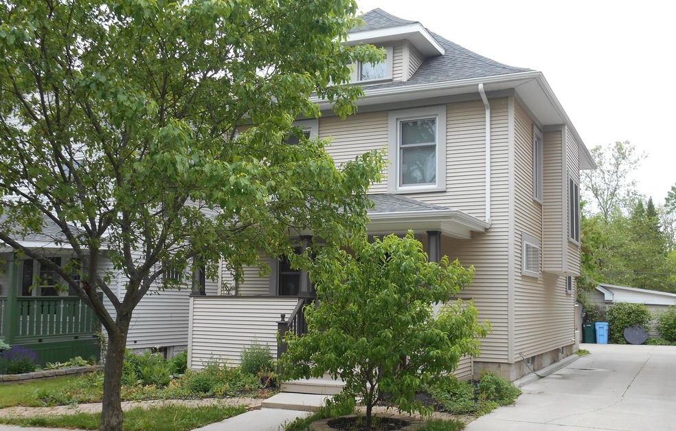 810 Bancroft Ct, Lansing, MI 48915 - photo 1