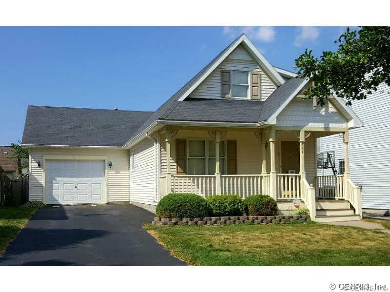 Exterior Front. 2ooo built, in great move in condi