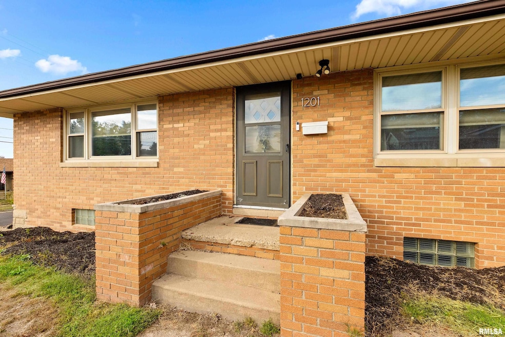 1201 Jefferson St, Pekin, IL 61554 - photo 1