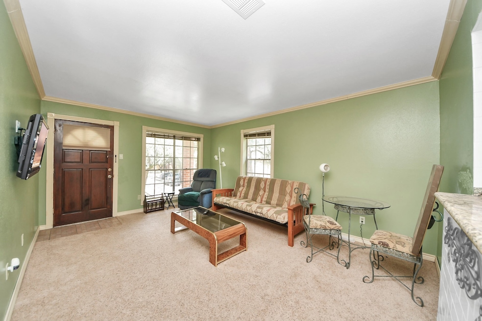 Come on in!!
Light and Bright upstairs unit with
