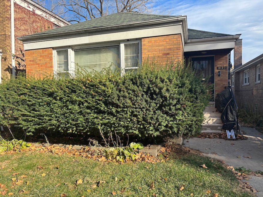 8123 S Kingston Ave, Chicago, IL 60617 - photo 1