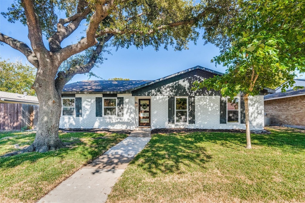 View of front of home featuring a front yard