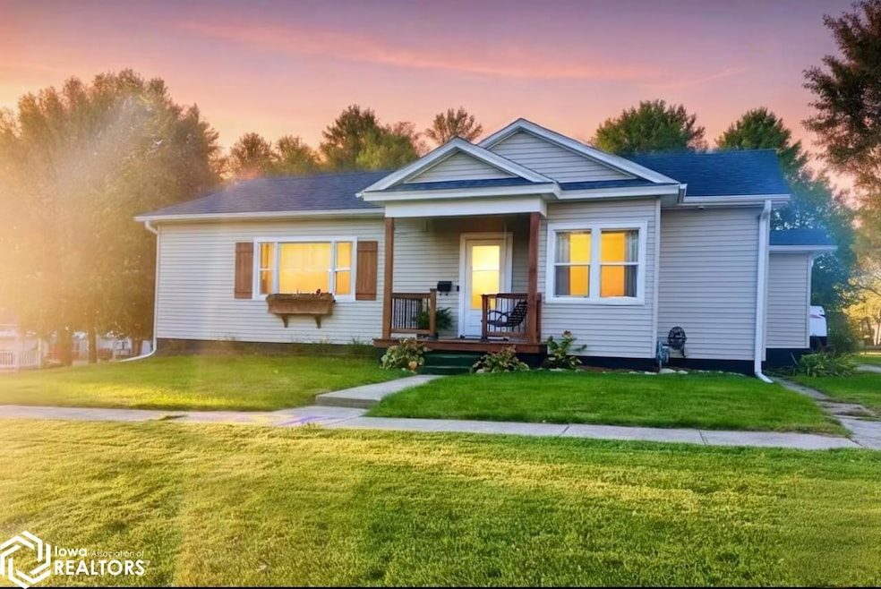 309 W Walnut St, Sigourney, IA 52591 - photo 1