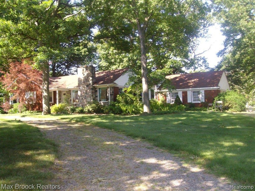 6810 Orinoco Cir, Bloomfield Hills, MI 48301 - photo 1