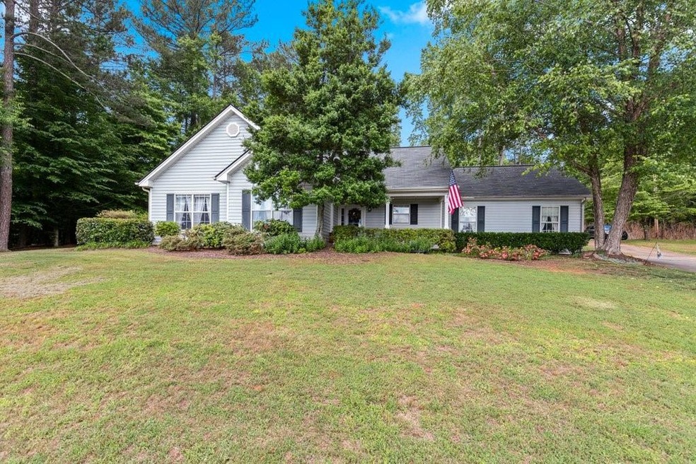 Single story home with a front yard