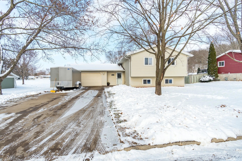 806 Evergreen Dr, Holmen, WI 54636 - photo 1