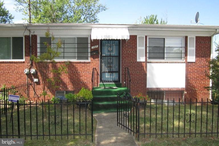 101 56th Place SE, Washington, DC 20019 - photo 1