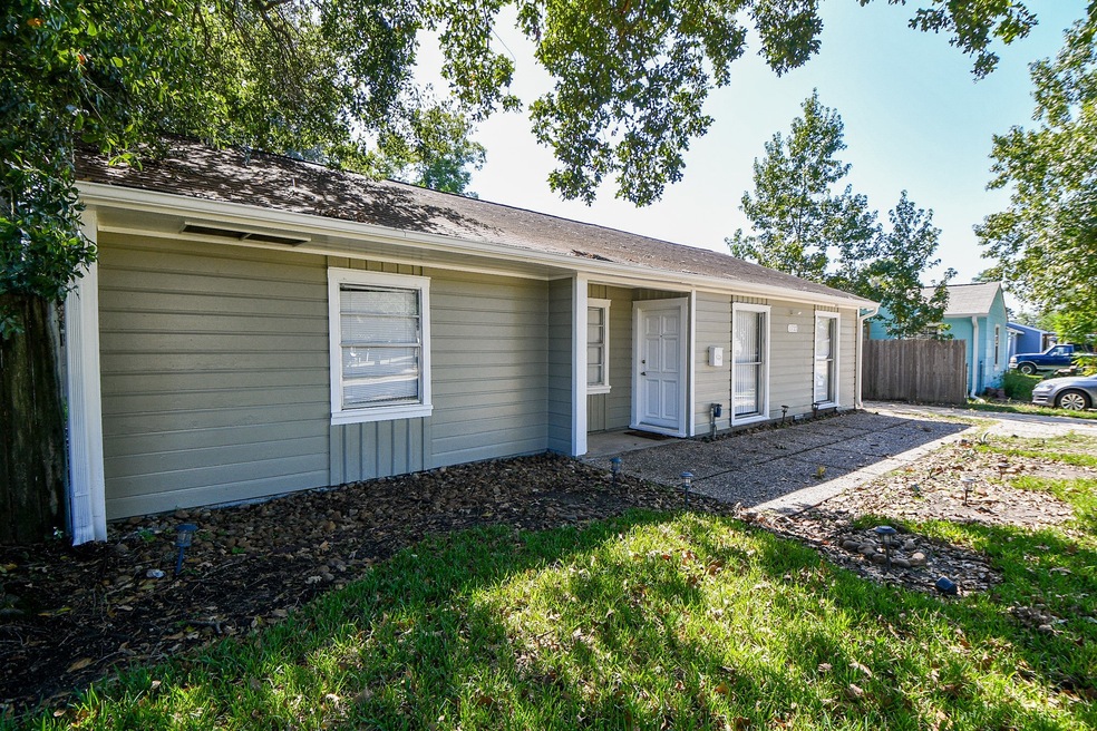 1723 W 43rd St, Houston, TX 77018 - photo 1