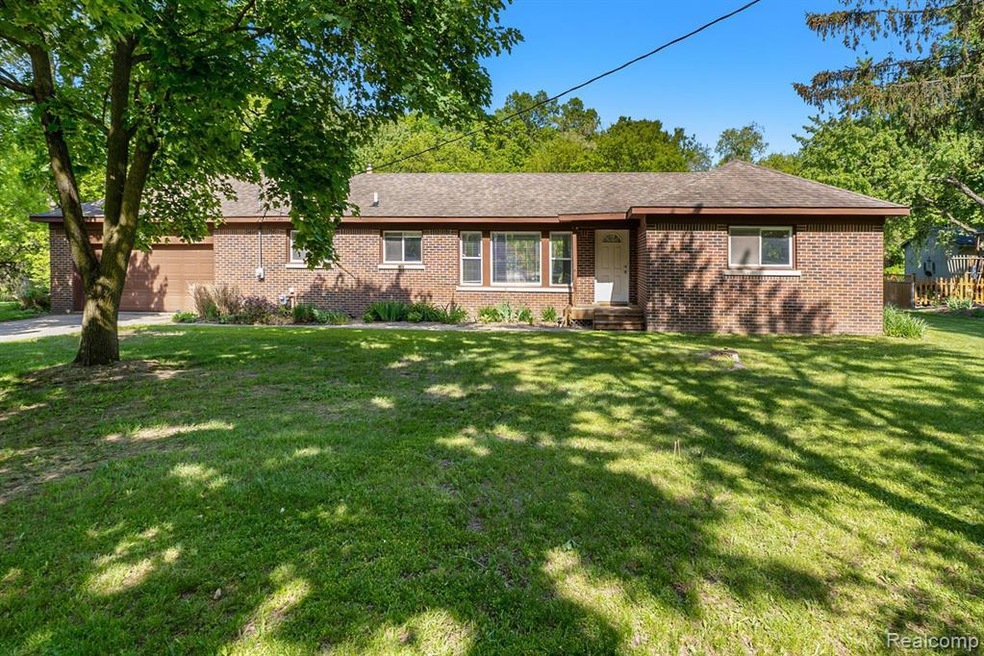 55 S Hospital Rd, Waterford, MI 48327 - photo 1