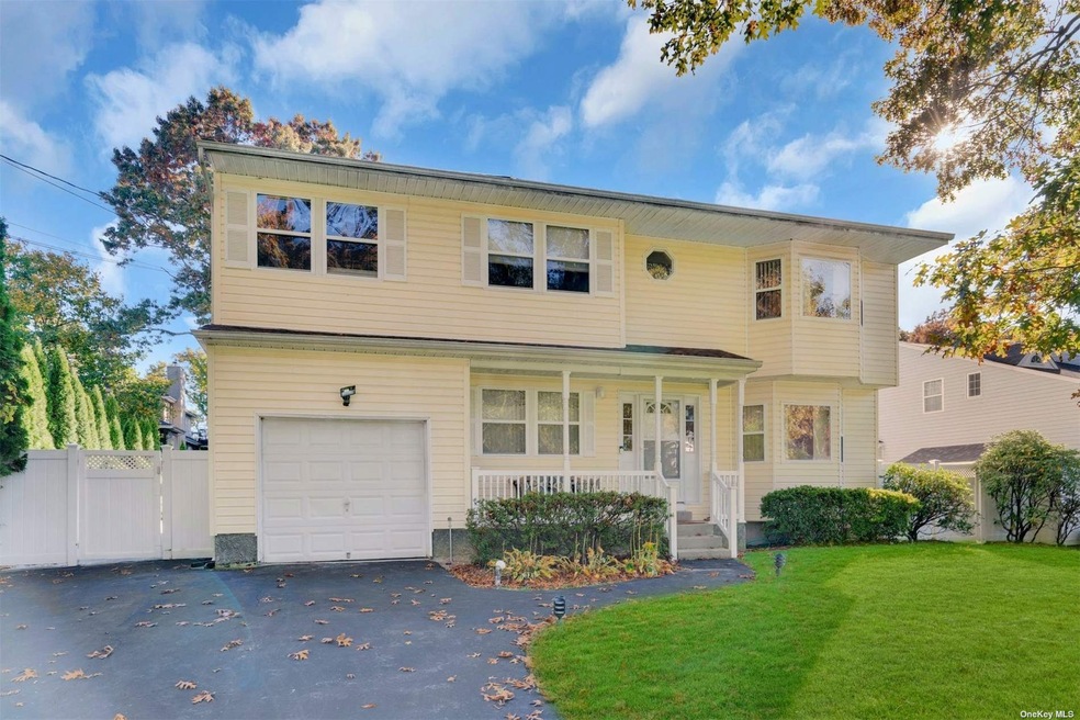 28 Fulton Blvd, ComMacK, NY 11725 - photo 1