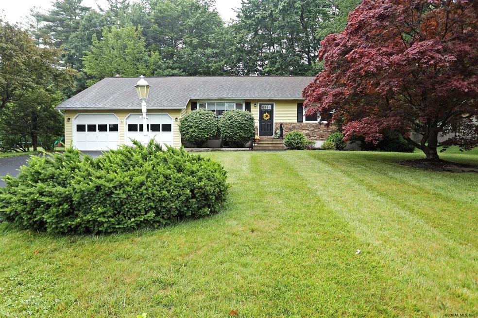 775 Huntingdon Dr, Schenectady, NY 12309 - photo 1