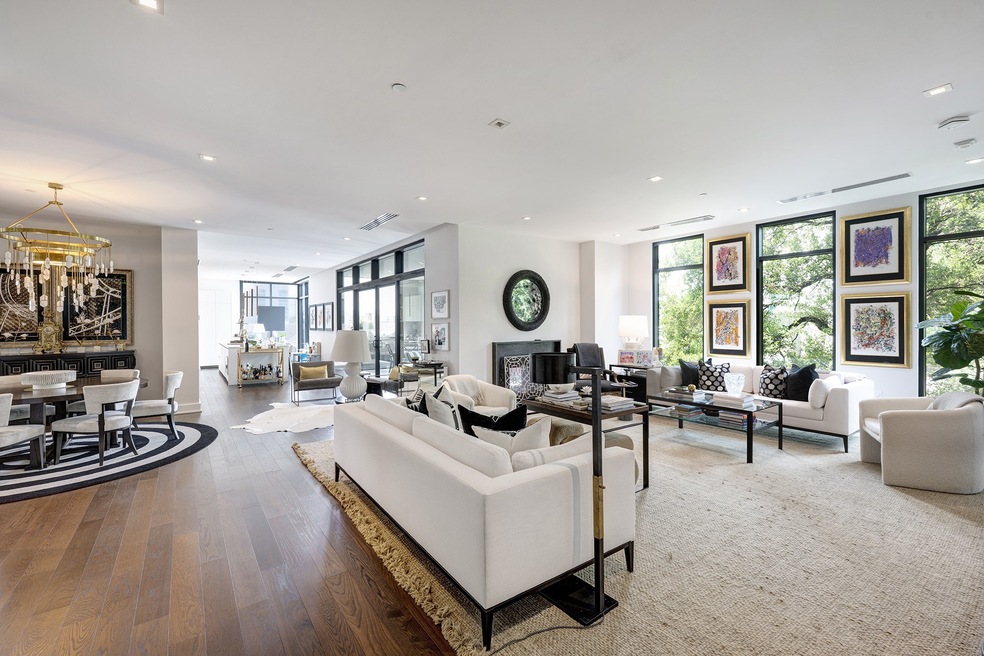Welcome to Unit #402! The open floor plan seamless