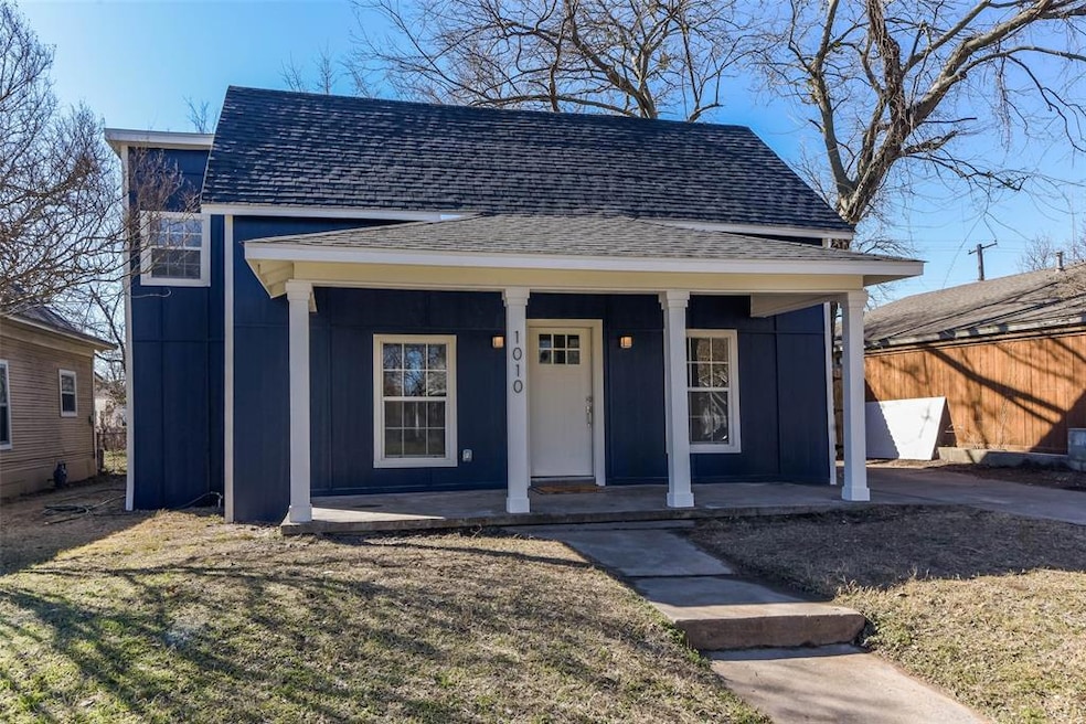 1010 W Chestnut St, Denison, TX 75020 - photo 1