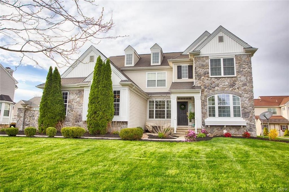 880 Garden Ct, Easton, PA 18040 - photo 1