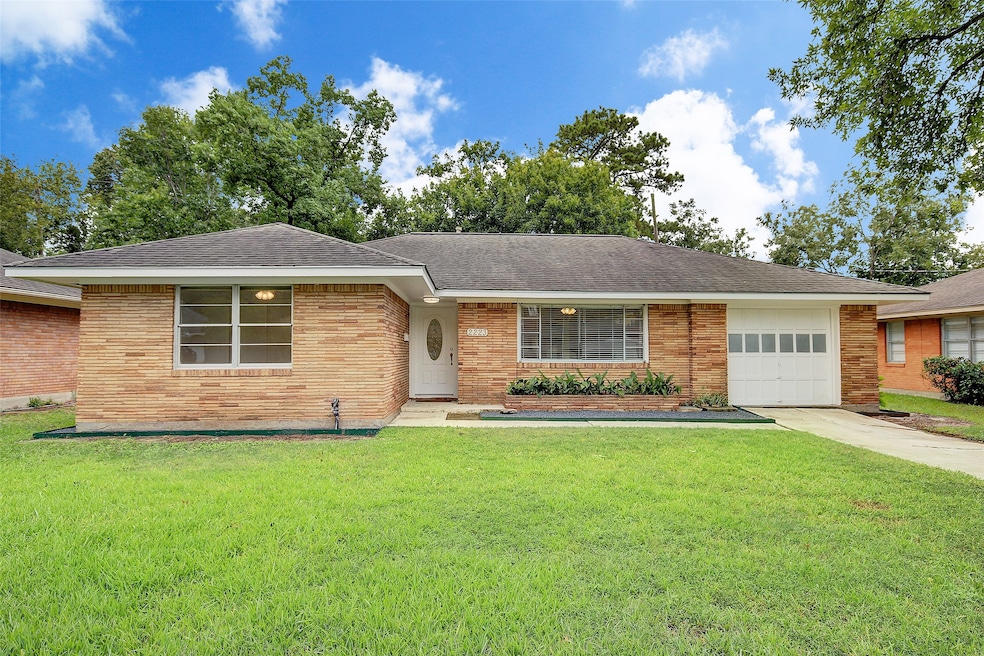 2223 Cheshire Ln, Houston, TX 77018 - photo 1