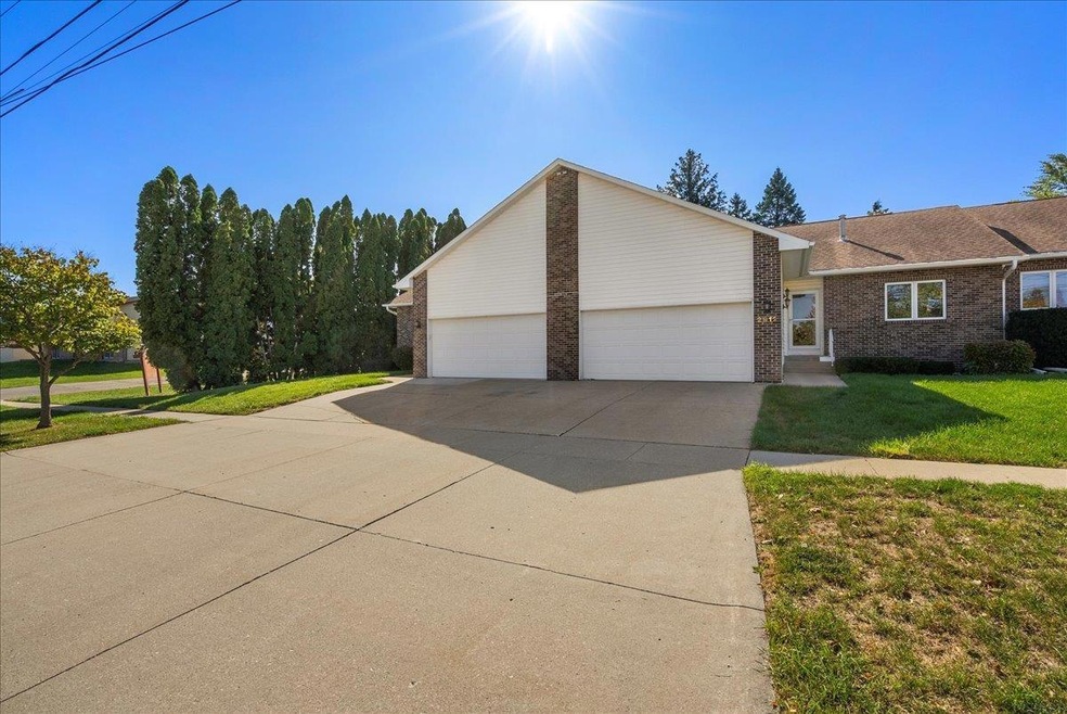 2912 W 4th St, Cedar Falls, IA 50613 - photo 1