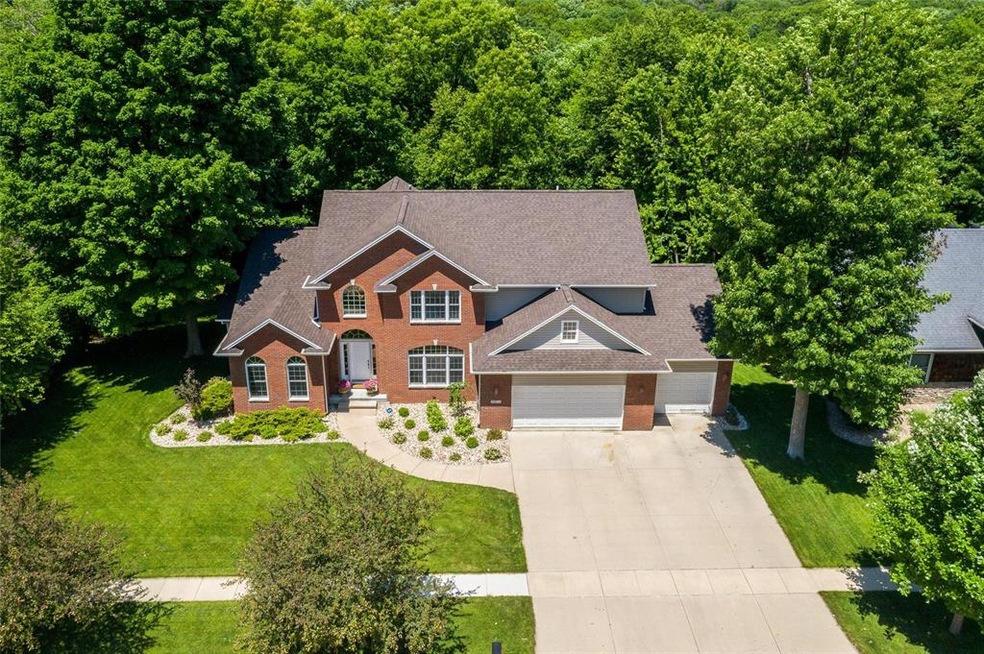 2911 Old Orchard Rd NE, Cedar Rapids, IA 52402 - photo 1