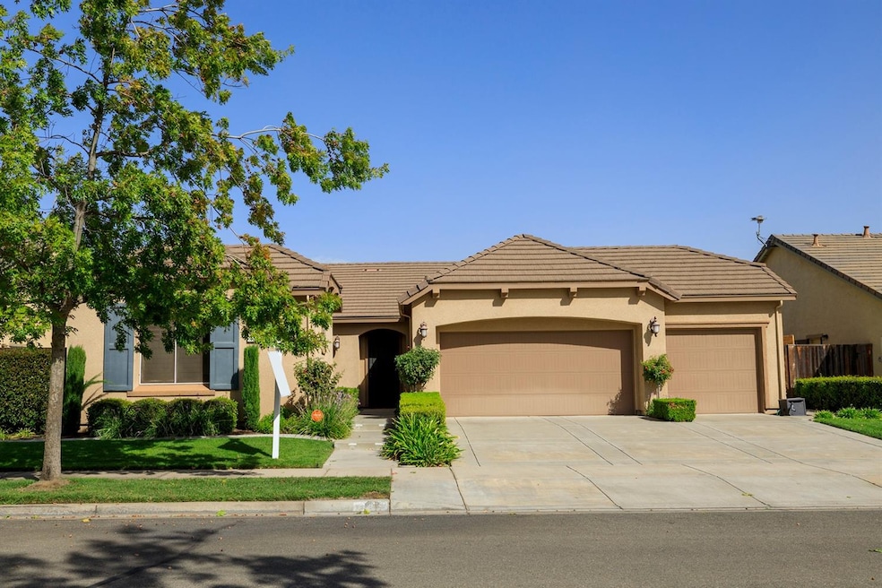 425 Monterey Ln, Oakdale, CA 95361 - photo 1