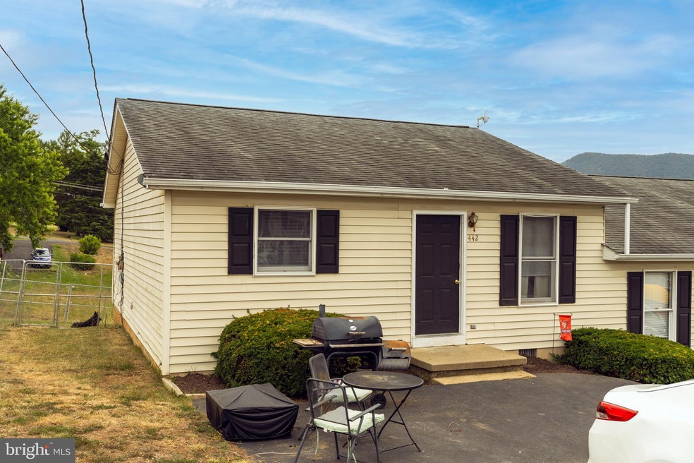 442 Pleasant View Dr, Strasburg, VA 22657 - photo 1