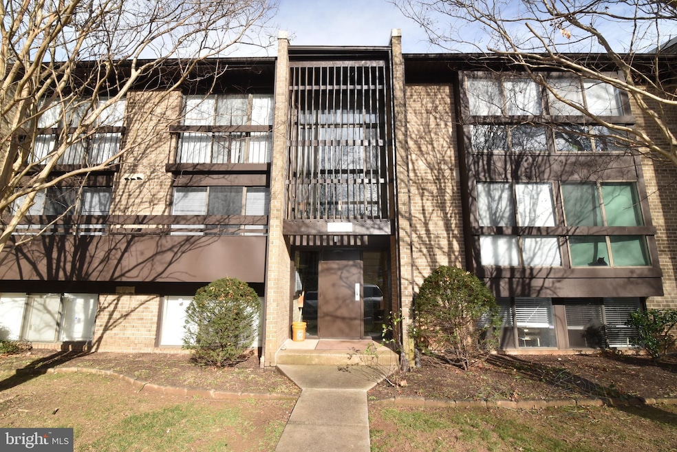11562 Rolling Green Ct unit 200, Reston, VA 20191 - photo 1