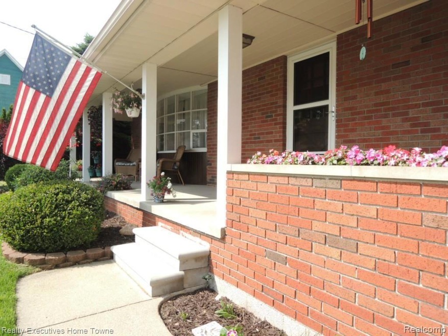 2807 16th Ave, Port Huron, MI 48060 - photo 1