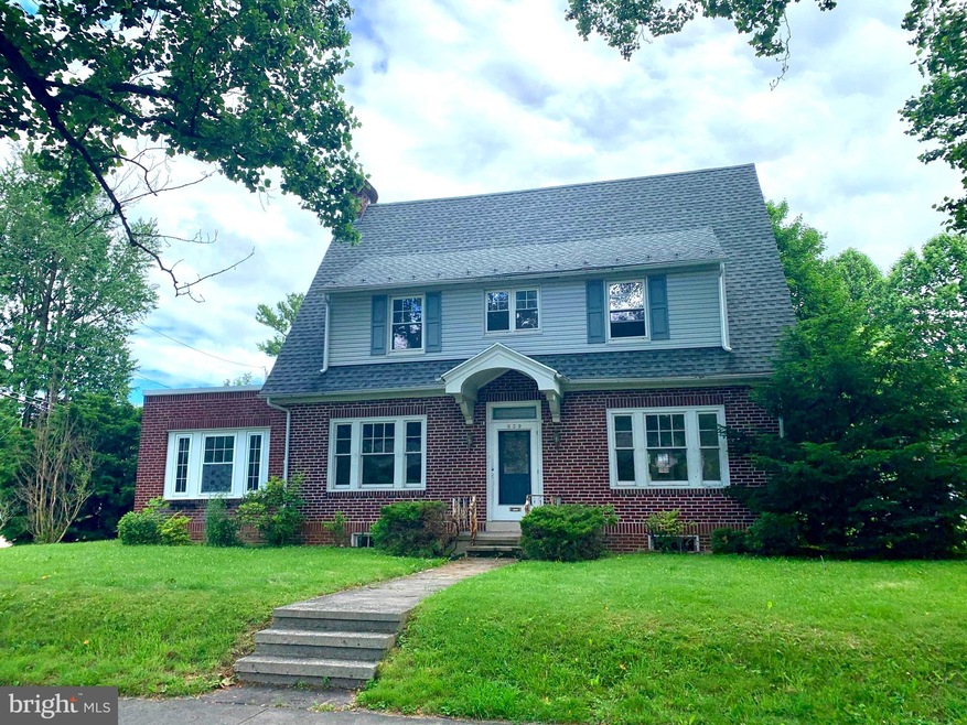 939 Wayne Ave, Reading, PA 19610 - photo 1