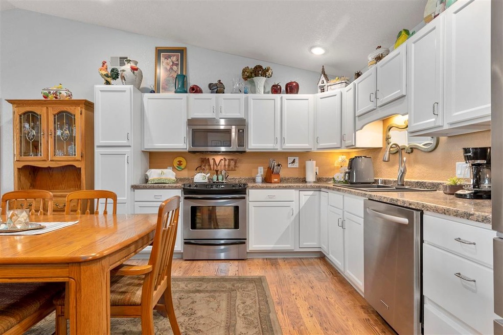 W6144 Victorian Dr unit 16, Appleton, WI 54915 - photo 1